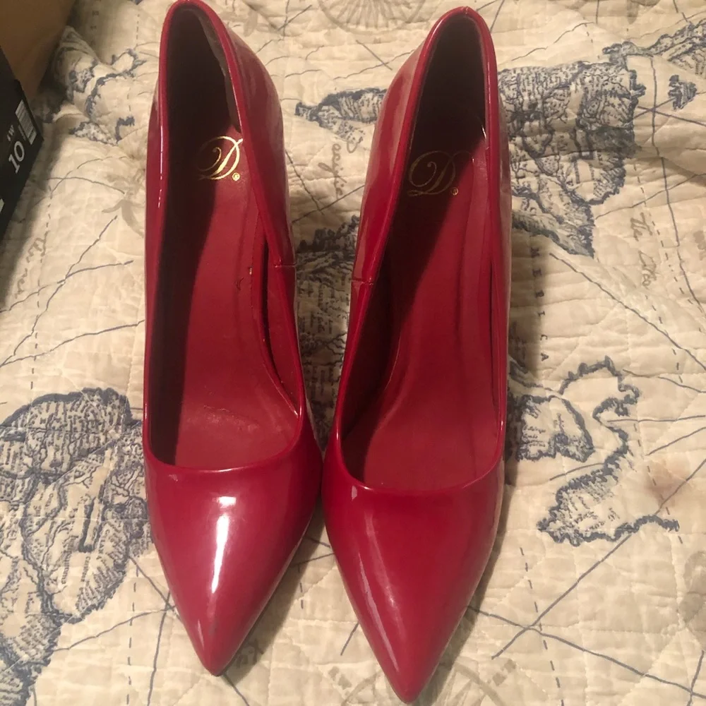 Elegant Red Heels - Picture 1 of 3